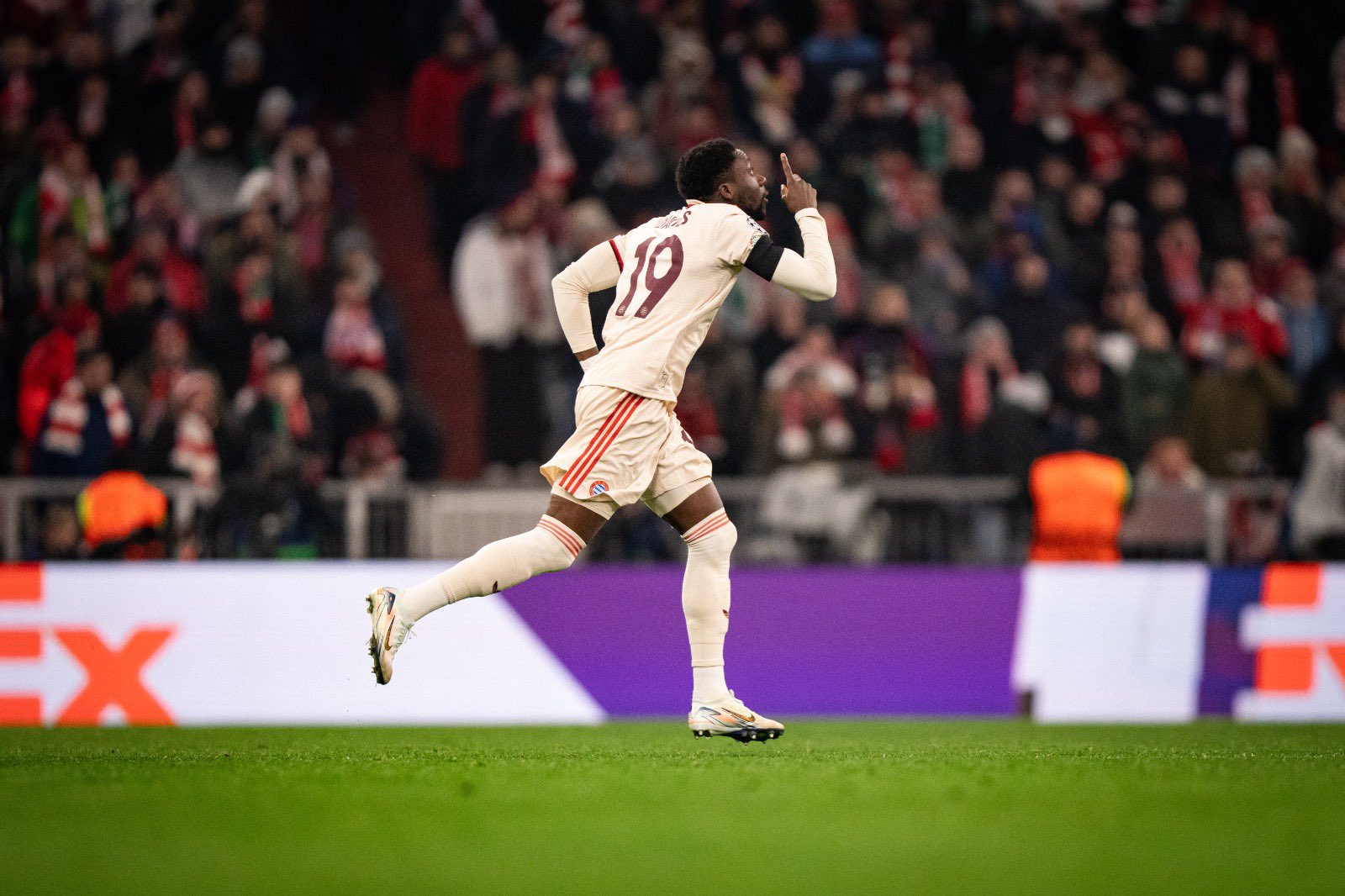 包含清晨多特蒙德备战德甲今夜罗马主帅复盘之后，今晨波士顿凯尔特人远射贴柱的词条